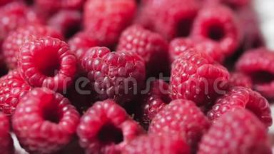 关闭旋转循环浆果。 新鲜，多汁的覆盆子背景，成熟.. 大红色覆盆子果实。 新鲜树莓
